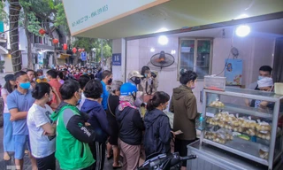 Người dân Hà thành xếp hàng mua bánh trôi, bánh chay từ tinh mơ