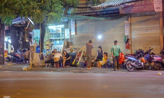 Bất chấp lệnh cấm, quán bia, hàng ăn giăng khắp vỉa hè ở Hà Nội