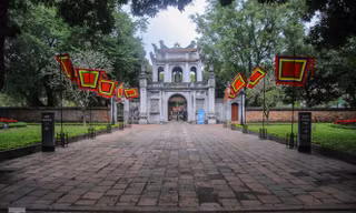 Di tích, đền chùa Hà Nội vắng lặng trong ngày mở lại 