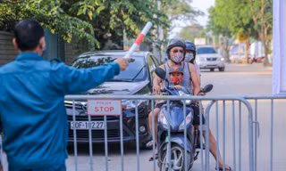 Chặn lối ra bãi bồi chân cầu Vĩnh Tuy, hàng trăm người tiếc nuối quay xe