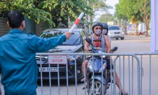 Chặn lối ra bãi bồi chân cầu Vĩnh Tuy, hàng trăm người tiếc nuối quay xe