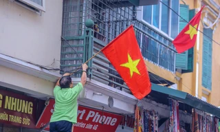 Hà Nội rực rỡ cờ đỏ sao vàng mừng ngày 30/4