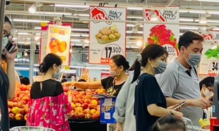 Siêu thị tối cuối tuần đông người, đã chủ quan trước COVID-19?