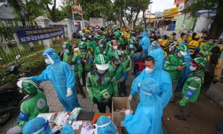 Hình ảnh shipper ở TPHCM lấy mẫu xét nghiệm COVID-19 