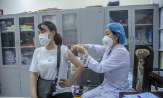 Cận cảnh Hà Nội triển khai chiến dịch tiêm chủng vắc xin COVID-19 cho toàn dân 