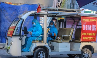 Dùng xe điện chở hàng tận nhà cho người dân phường Chương Dương đang bị cách ly