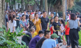 Chen chân lên Hồ Gươm hóng gió ngày nghỉ lễ Giỗ Tổ