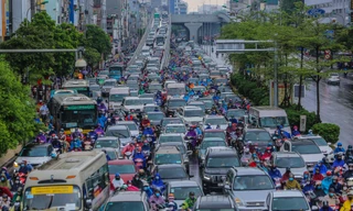 Người Hà Nội chen lấn, 'nhích từng mét' trên đường sau cơn mưa kéo dài nhiều giờ