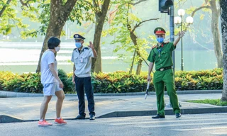Hà Nội giăng dây chặn khắp lối, người dân 'nô nức' kéo xuống lòng đường tập thể dục