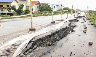 Mưa lớn kéo dài, nhiều đoạn đê sông Đáy nứt toác, sụt lún