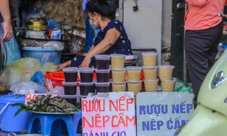 Người Hà Nội tất bật mua sắm đón Tết Đoan Ngọ từ sáng sớm