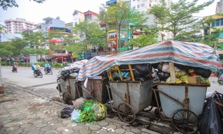 Rác chất đống trên nhiều tuyến phố Hà Nội 