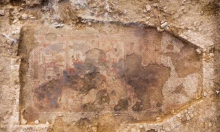 Đi dã ngoại, phát hiện lâu đài kho báu 1.700 năm vùi giữa đồng