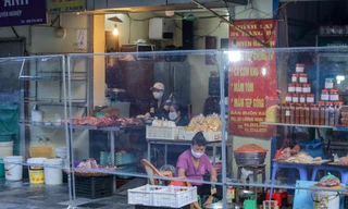 Đi chợ 'nhà giàu' nổi tiếng Hà Nội, mua đồ ăn qua vách ngăn