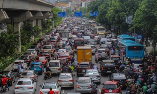 Đường phố Hà Nội đông nghẹt sau cơn mưa dông