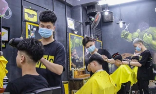 Cận cảnh người dân đổ xô đi cắt tóc trước giờ Hà Nội tạm dừng một số dịch vụ