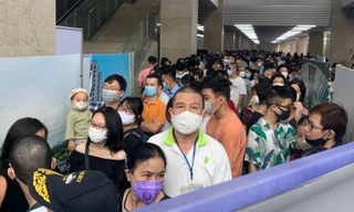 Dòng người đông nghịt chờ trải nghiệm tàu Cát Linh - Hà Đông