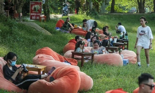 Để khách tụ tập giữa dịch, chủ bãi đá sông Hồng bị phạt 30 triệu đồng