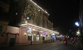 Hà Nội: Ngỡ ngàng phố vắng, gió hun hút đêm... Giao thừa