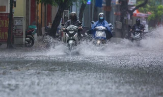 Nhiều tuyến phố Hà Nội ngập trong 'biển nước' sau cơn mưa rào