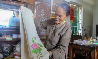 Gặp nữ nghệ nhân Hà thành rút sợi tơ sen làm lụa dệt khăn