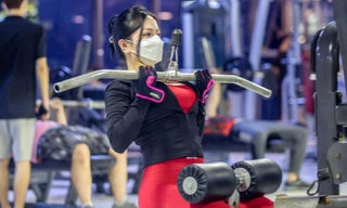 Phòng gym mở lại, người Hà Nội đeo khẩu trang luyện tập