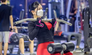 Phòng gym mở lại, người Hà Nội đeo khẩu trang luyện tập