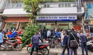 Hình ảnh người dân Thủ đô 'đua nước rút' xóa nợ tiền sử dụng đất
