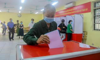 Theo chân cử tri ở 'xóm ngụ cư' dưới chân cầu Long Biên lần đầu đi bầu cử 