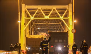 Cận cảnh xuyên đêm 'khám bệnh' cầu Chương Dương