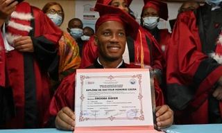 Câu chuyện về bằng Tiến sĩ đặc biệt của Didier Drogba 