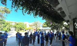 Đội tình nguyện 100 sinh viên trường ĐH Bách khoa (ĐH Đà Nẵng) 