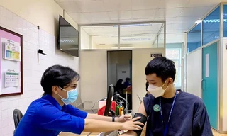 Hơn 200 sinh viên trường ĐH Y Dược TP. HCM tham gia chống dịch được tiêm vắc xin