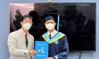 Một sinh viên được đặc cách trao bằng tốt nghiệp để kịp chuyến bay về nước