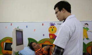 Bệnh nhân bất ngờ được y tá dúi tiền vào túi