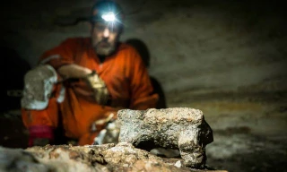 Nhiều di vật cổ được tìm thấy trong hang.