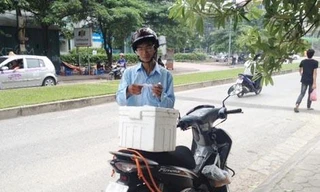 Nhiều sinh viên đi giao hàng kiếm tiền triệu mỗi ngày vào dịp trước Tết. 