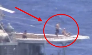 Thủy thủ Nga tắm nắng khi hai tàu chiến áp sát nhau hôm 7/6. Ảnh: US Navy.