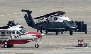 Trực thăng Marine One sau khi được đưa khỏi "ngựa thồ" C-17. Ảnh: Thuận Khánh.