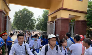 Thí sinh ra khỏi phòng thi môn ngữ Văn sáng nay. Ảnh: Đỗ Hợp