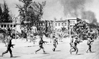 Các lực lượng vũ trang cách mạng Campuchia cùng Quân tình nguyện Việt Nam tiến vào giải phóng Phnom Penh trưa 7/1/1979. Ảnh: TTXVN.