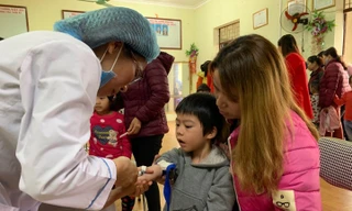 Trẻ lấy máu xét nghiệm tại Bắc Ninh. Ảnh: Nguyễn Hà