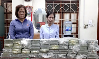 Hai trong số 4 nghi phạm cùng tang vật 80 bánh heroin. Ảnh: H.H.