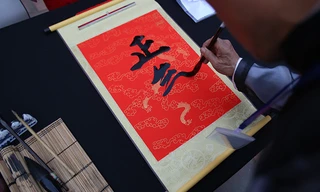 Ông đồ cho chữ tại hội chữ xuân 2018. Ảnh: Ngọc Thành. 