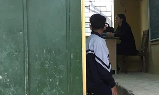 Hình ảnh nam sinh bị cô giáo bắt phạt quỳ ngay giữa giờ học gây xôn xao trên cộng đồng mạng xã hội những ngày gần đây.