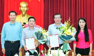 Bí thư Tỉnh ủy Vĩnh Phúc Hoàng Thị Thúy Lan và Chủ tịch HĐND tỉnh Vĩnh Phúc Trần Văn Vinh chúc mừng các đồng chí Nguyễn Tuấn Khanh, Vũ Việt Văn. 