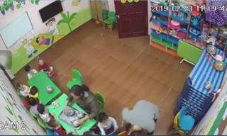 Cô giáo đánh trẻ tím mặt trong lớp học ở Hà Nội. Ảnh cắt từ clip