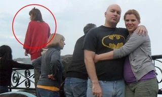 Bức ảnh của cặp đôi trở nên rùng mình với sự xuất hiện của một nhân vật 