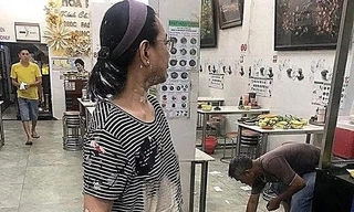 Nhóm thanh niên lạ mặt ném mắm tôm, sơn đỏ vào quán phở.