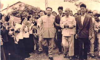 Bức ảnh Bác Hồ đưa nhà lãnh đạo Triều Tiên Kim Nhật Thành về thăm HTX Việt-Triều hữu nghị mà người dân nâng niu, gìn giữ